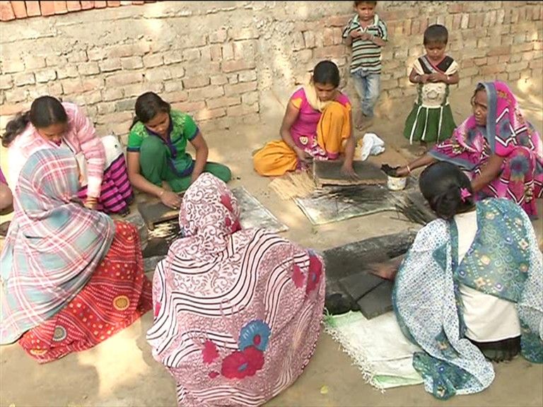 वाराणसी के पास बुनकरों के गांव में अगरबत्ती बेचकर घर चलाने वाली महिलाओं की कहानी